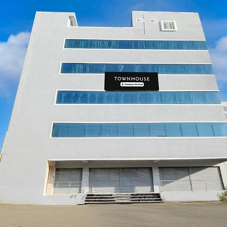 Super Townhouse Kukatpally North Formerly Munagala Arcade Хидерабад Екстериор снимка