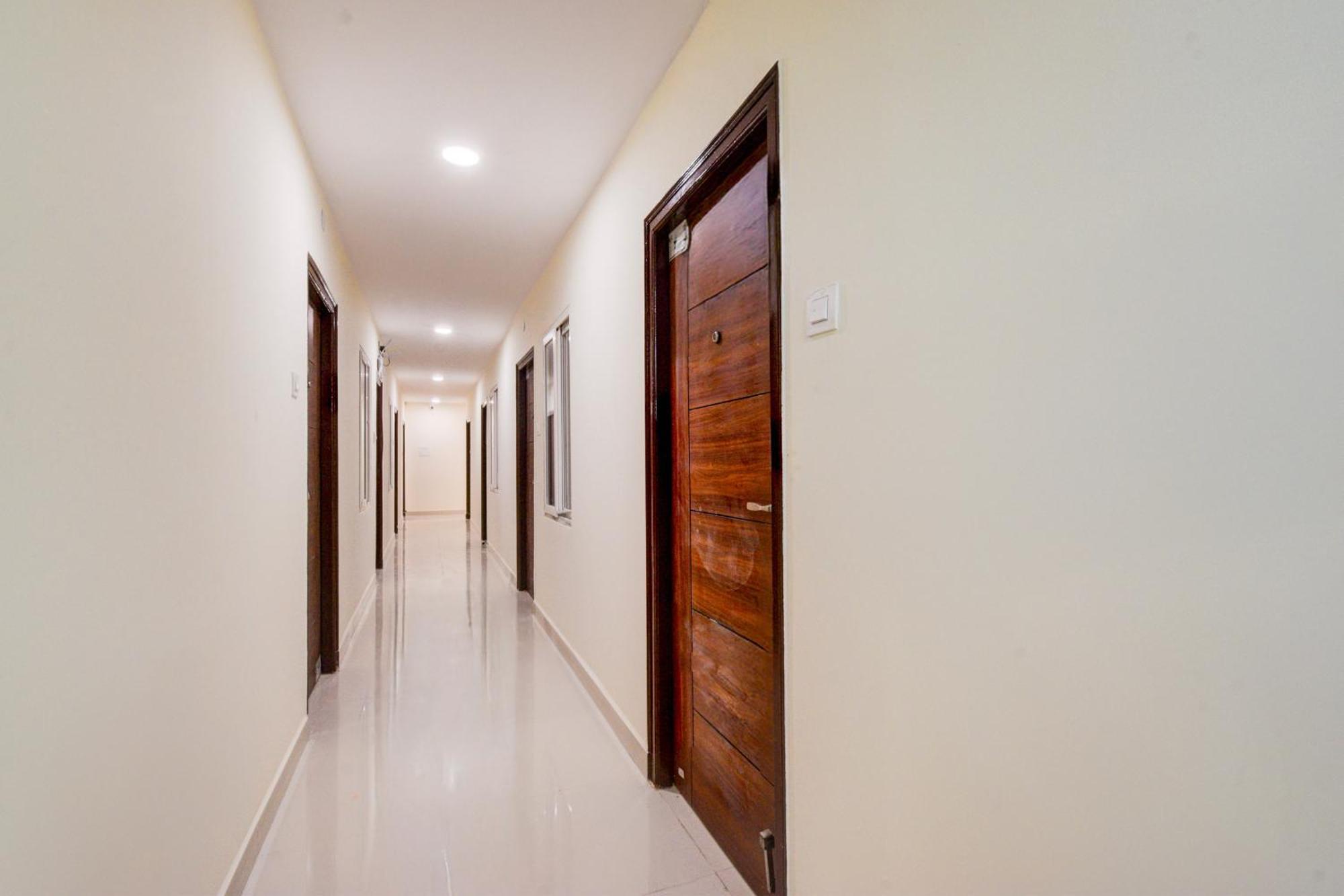Super Townhouse Kukatpally North Formerly Munagala Arcade Хидерабад Екстериор снимка