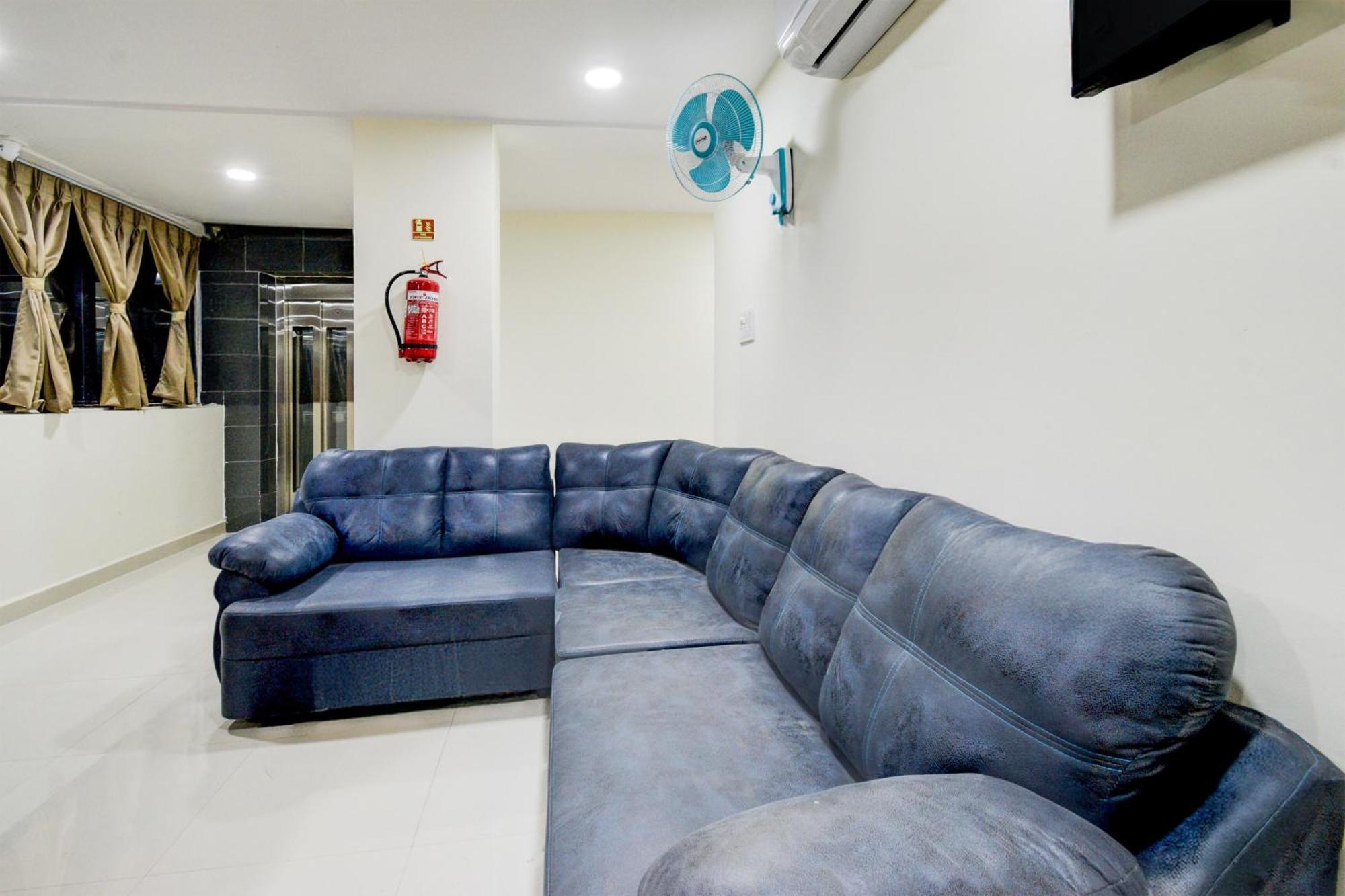 Super Townhouse Kukatpally North Formerly Munagala Arcade Хидерабад Екстериор снимка