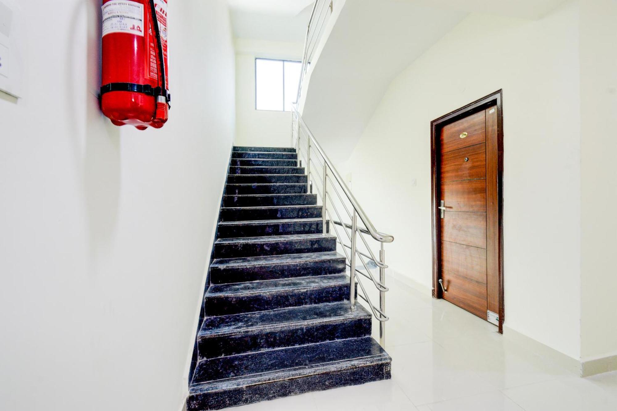 Super Townhouse Kukatpally North Formerly Munagala Arcade Хидерабад Екстериор снимка